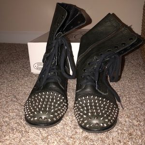 Steve Madden Tarnney GreyLea studded boots size 10
